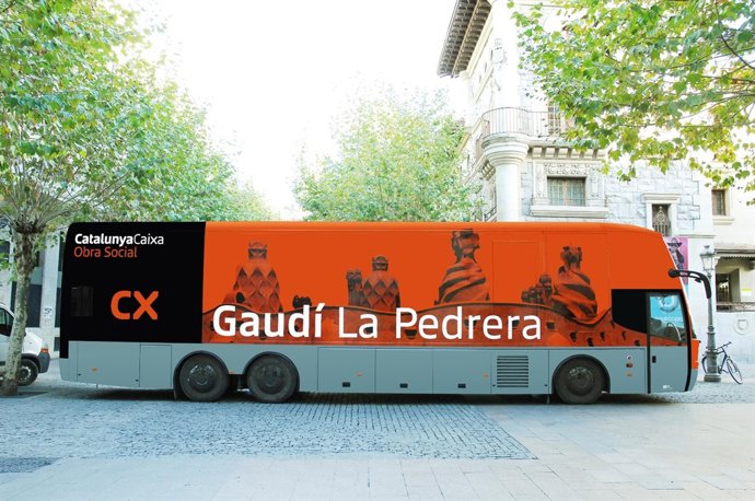 El Bus De Catalunyacaixa Sobre Gaudí Y La Pedrera Aparca En Errenteria
