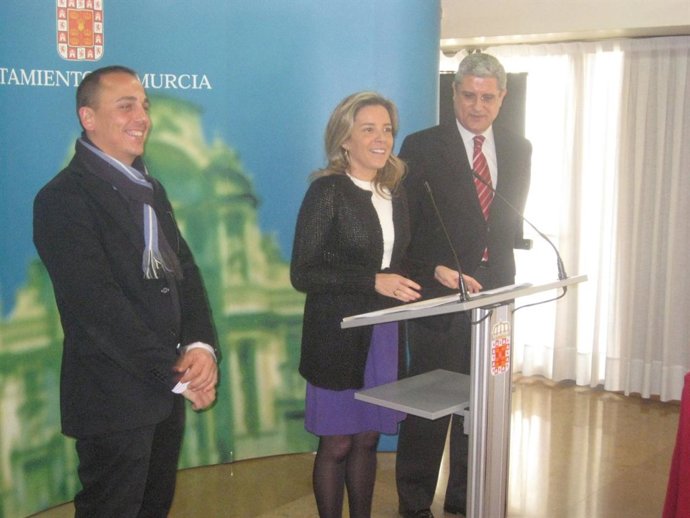 La Concejal de Medio Ambiente, Adela Martínez-Cachá, junto al presidente de La C