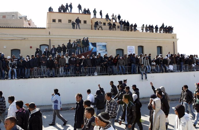 Inmigrantes tunecinos llegó a la isla italiana de Lampedusa