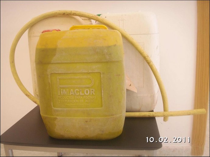 Las tres garrafas y la manguera usadas en los robos de gasóleo en Jaén