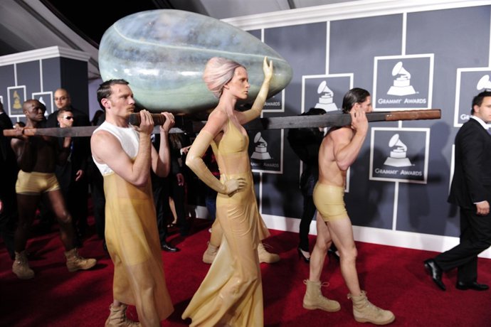 Lady Gaga llega a los Premios Grammy 2011 dentro de un huevo