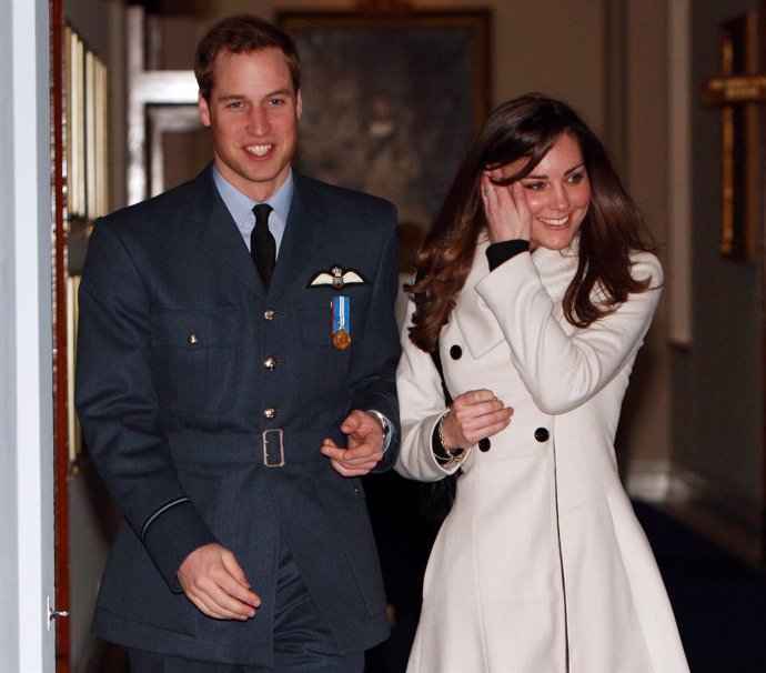 El príncipe Guillermo de Gales y su novia Kate Middleton