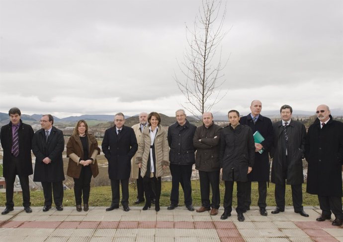 El presidente del Gobierno de Navarra, Miguel Sanz, visita las obras de urbaniza