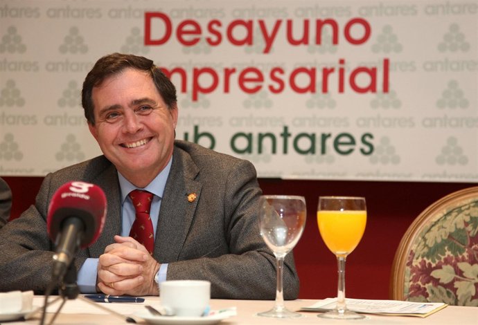 El rector de la US, Joaquín Luque, en el Desayuno empresarial de Antares