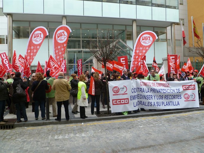 Delegados concentrados frente al Gobierno regional
