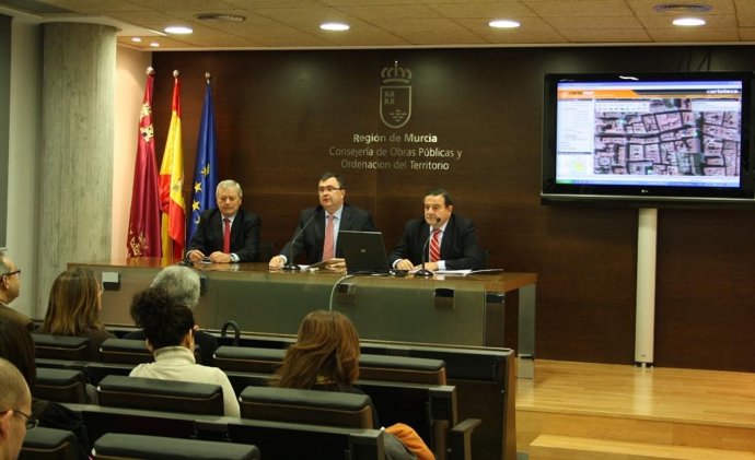 Rosique, Ballesta y Bernabé, de izquierda a derecha, durante la rueda de prensa