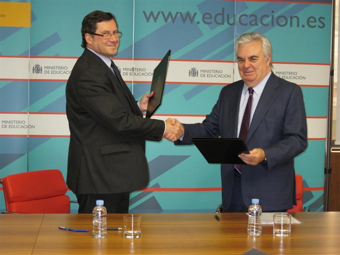 Màrius Rubiralta (izquierda) y José Luis Ripoll (derecha) durante la firma del c