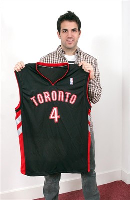 Cesc y camiseta NBA Toronto 