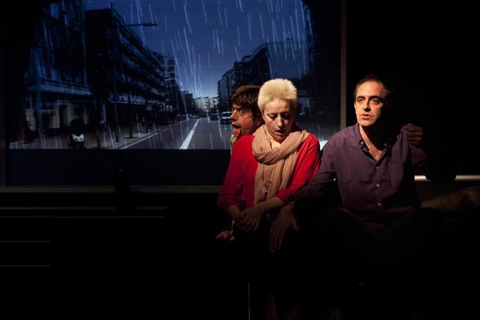 Gos, home, dona a la Sala Beckett