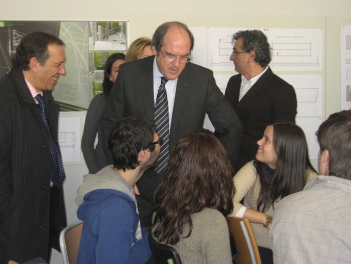 Ángel Gabilondo con alumnos 
