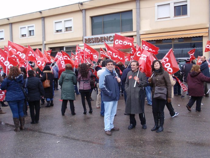 Manifestación de trabajadores en la Residencia de Lagartera