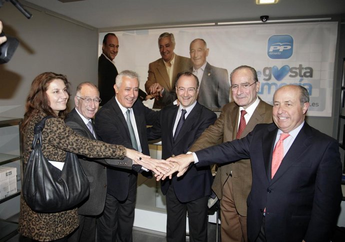 El presidente del PP-A, Javier Arenas, en Almería con (de izquierda a derecha) l