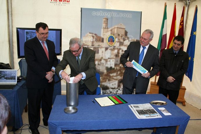 Valcárcel, en la colocación de la primera piedra del jardín del Coso