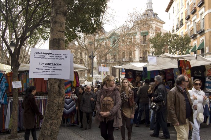 Carteles con la denuncia en el Rastro de Madrid