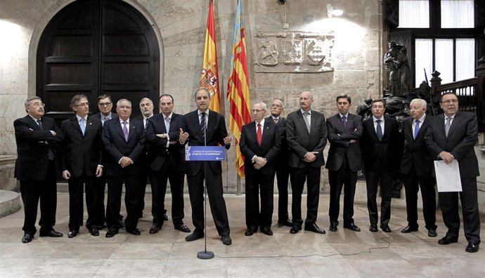 Camps interviene acompañado de los líderes camerales, Rambla y Flores.