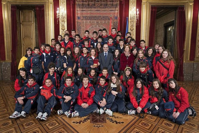 El consejero Catalán, con los jóvenes del Estadio Español de Chile. 