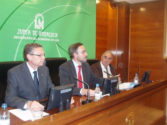 El presidente del Ifapa, Javier de las Nievas, junto al delegado del Gobierno en