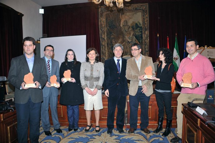 El presidente de la Diputación de Córdoba, Francisco Pulido, junto a los premiad