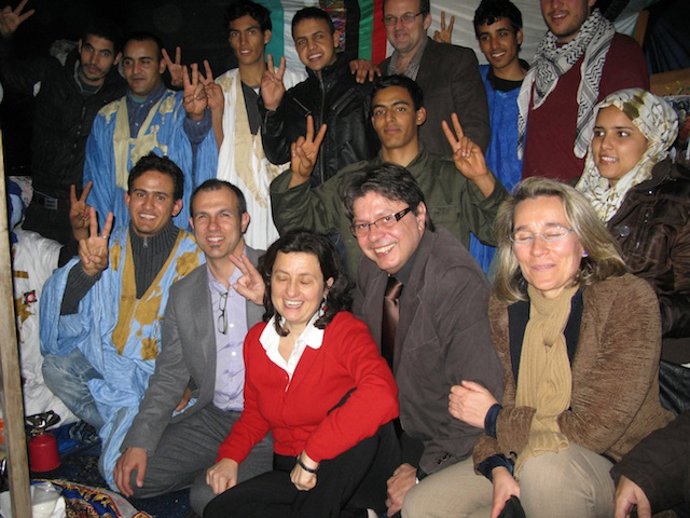 Foto Dels Diputats Del PSM EN I D'iniciativaverds Amb Els Joves Sahrauís