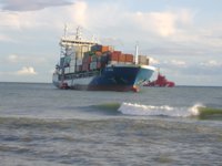 El armador del buque encallado debe presentar este miércoles el plan de reflotamiento