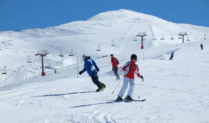 Esquiadores disfrutan de Sierra Nevada 