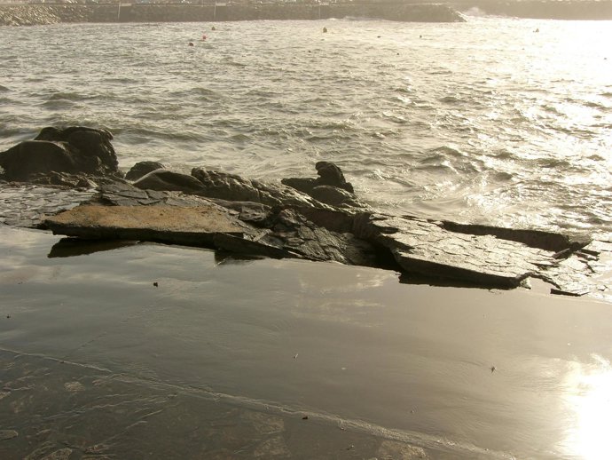 O FORTE TEMPORAL QUE AZOTOU HOXE A COSTA GALEGA DESTROZA PARTE DO PASEO MARÍTIMO