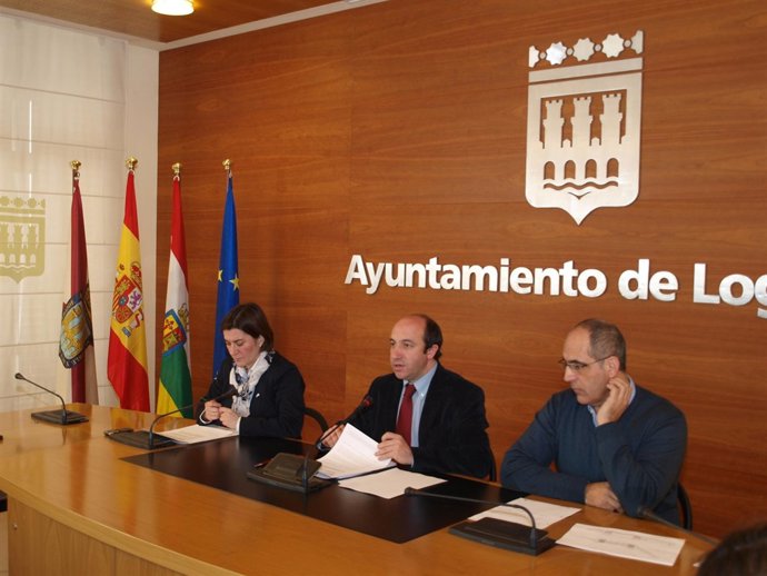 Sara Alba y Domingo Dorado, junto a Vicente Urquía