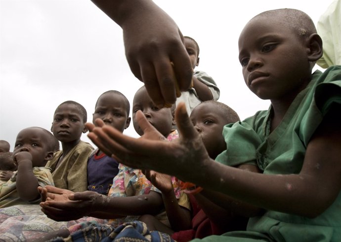 Niños congoleños esperan su ración en un campo de refugiados