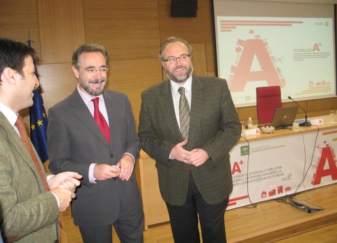 El delegado del Gobierno andaluz en Jaén, Felipe López, y el de Economía, Innova