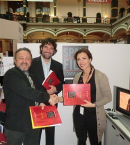 Los representantes de Spain Film Commission y de Anetcom se felicitan tras la fi