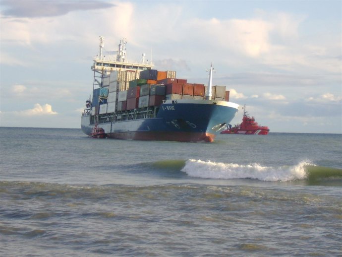 Buque portacontedores encallado en una playa de Vélez-Málaga