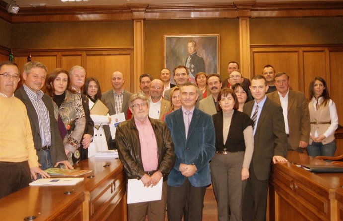 El presidente de la Diputación Provincial de Almería, Juan Carlos Usero, firma c