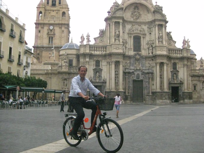 El alcalde de Murcia en una bicicleta del sistema de alquiler