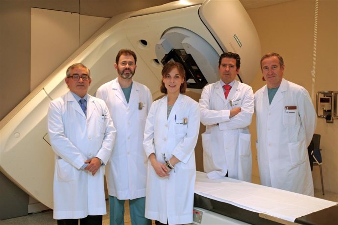 Los doctores Jesús Javier Sola (Anatomía Patológica), José Carlos Subtil (Endosc