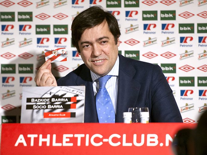 El presidente del Athletic muestra el carné del primer 'Socio Barria'