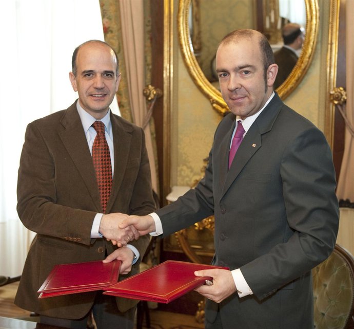 El consejero Catalán y el presidente de Cruz Roja, Joaquín Mencos. 