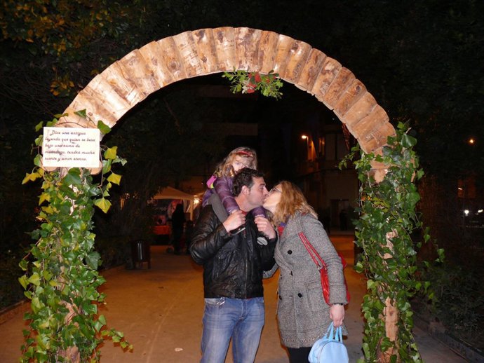 Beso entre pareja, enamorados