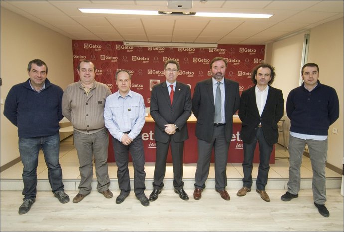 Landa con representantes de las entidades firmantes