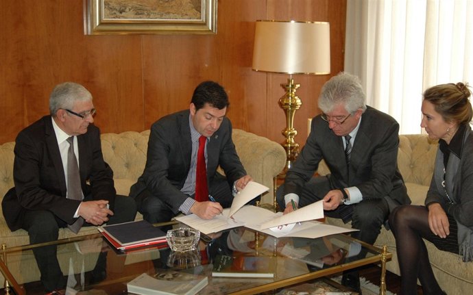 La ULE y Everest colaborarán en el patrocinio del I Premio de Poesía de la ULE