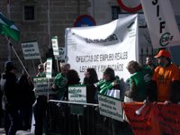 Empleados públicos protestan en el Parlamento, lamentan la aprobación del decreto de reordenación y anuncian más medidas