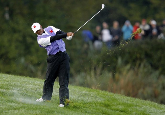 Tiger Woods golpea la bola en la Ryder Cup