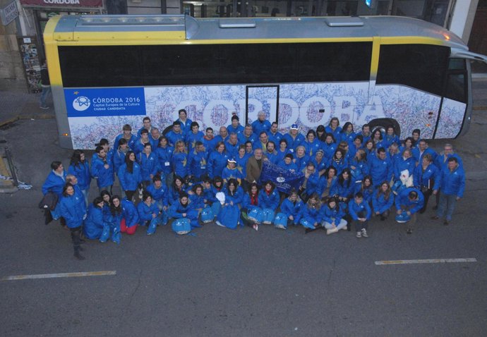 Imagen del autobús de la Capitalidad Cultural Córdoba 2016, junto a voluntarios