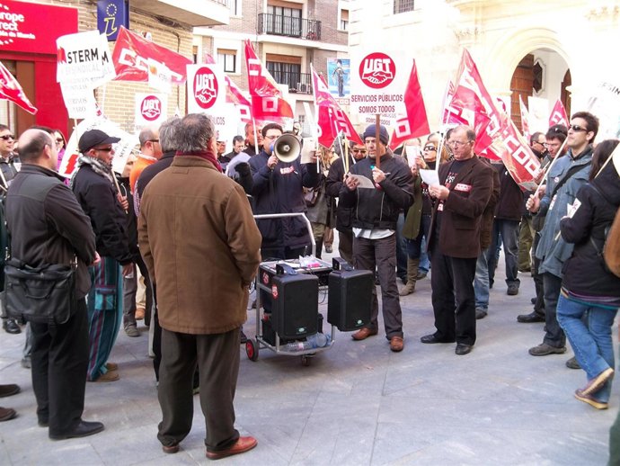 Afiliados sindicales protestan en San Esteban contra los recortes del Gobierno m
