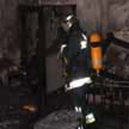 Bomberos en el incendio