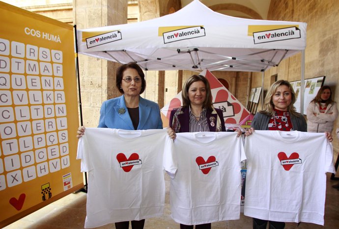 Concha Gómez y Ascensióp Figueres en la presentación de 'En valencià'