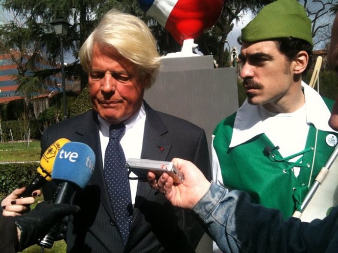 El embajador francés junto a Robin Hood