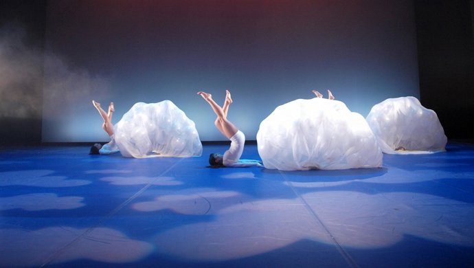 Escena de 'Nubes', de Aracaladanza