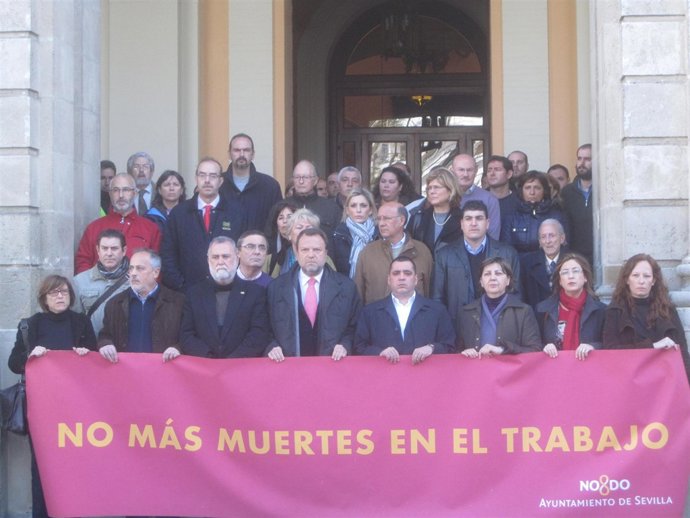 Minuto de silencio a las puertas del Ayuntamiento de Sevilla por la muerte de do