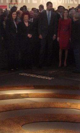 Los Príncipes de Asturias durante sugva visita al stand del IVAM en Arco.