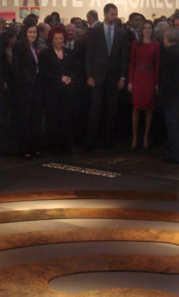 Los Príncipes de Asturias durante sugva visita al stand del IVAM en Arco.